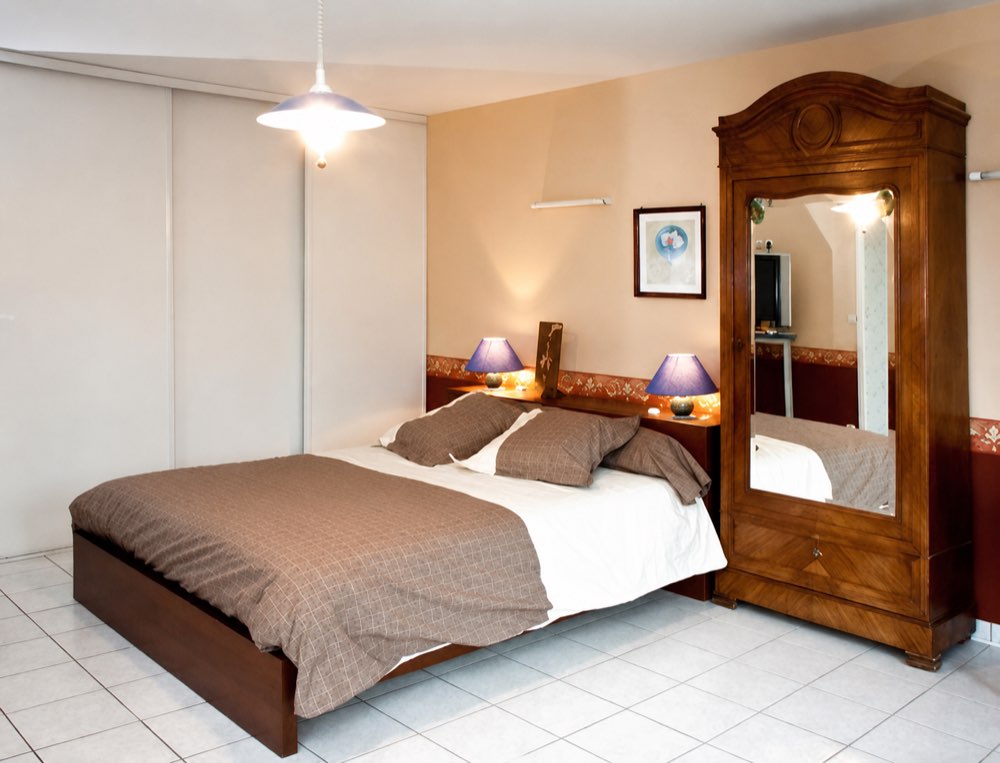 Chambre du gîte Marjorie avec armoire ancienne