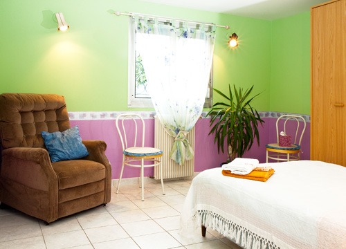 Chambre du gîte Marjorie avec fauteuil