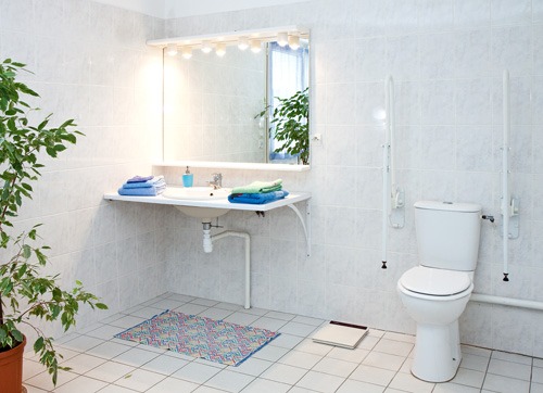 Salle de bain accessible du gîte Marjorie, avec barres d'appui